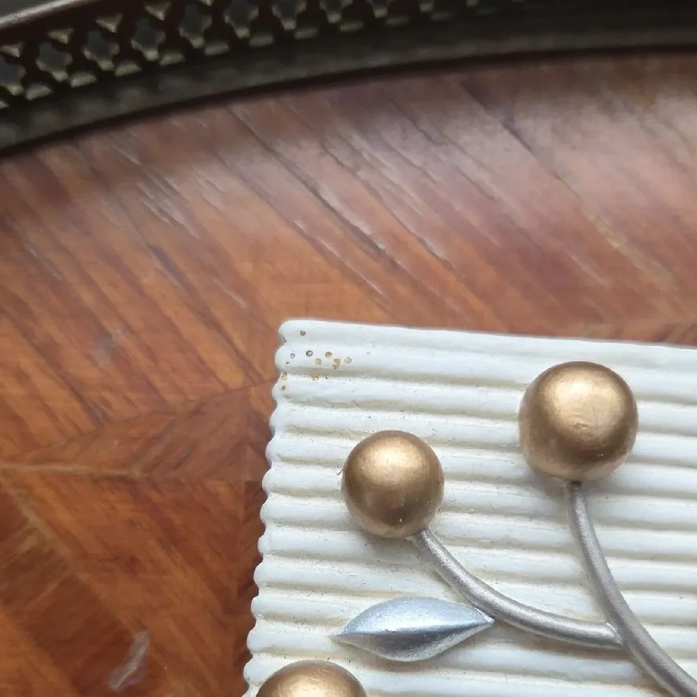 Elegant Cream and Gold Photo Frame